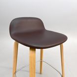 Begagnad barstol Visu från Muuto med sits i brunt skinn, ben i ek. Mått: bredd 41.3 cm, djup 40.1 cm, höjd 79 cm, sitthöjd 65 cm. 