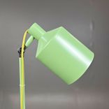Begagnad golvlampa Silo från Zero i grönt med gul textilkabel. Mått: Diameter 15 cm, fot 25 cm, höjd 134 cm. 