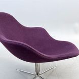 Begagnad fåtölj Palma från Offecct i lila tyg och kromat stativ. Mått: Bredd 82 cm, Djup 81 cm, Höjd 78 cm. 