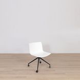 Begagnad stol med hjul Catifa 46 Trestle Swivel från Arper i vitt med svarta ben. Mått: Mått: Höjd: 48 cm, Rygg: 47x30 cm, Sits: 53x37 cm. 
