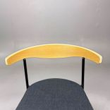Begagnad konferensstol Hug från Edsbyn med rygg i askträ, klädd sits i grått samt svart stativ. Mått: Bredd 54.5 cm, Djup 48.5 cm, Höjd 74 cm, Sitthöjd 44 cm. 