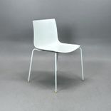Begagnad matstol Catifa 46 från Arper i vit och ljusgrått. Formpressad sits, vita ben. Mått: Bredd 46 cm, djup 42 cm, höjd 79 cm och sitthöjd 46 cm. 