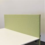 Begagnad bordsskärm från Ragnars i grönt tyg. Mått: längd 160 cm, bredd 67 cm och djupet 3 cm. 