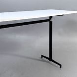 Begagnat barbord med vit bordsskiva och svart stativ. Mått: Bredd 210 cm, Djup 70 cm, Höjd 108 cm. 
