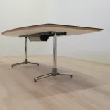 Begagnat konferensbord med kabellucka Next från Fora Form. Laminatträskiva med grå plastkantlist och stålunderrede. Bredd: 120 cm, Längd: 240 cm, Höjd: 72 cm. 