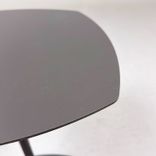 Begagnat laptopbord Add från Lammhults, i mörkbrunt. Mått: Bredd 37 cm, djup 35 cm och höjd 55 cm. 