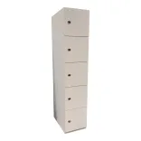 Begagnat Personalskåp i vit färg. Med fem låsbara dörrar på höjden, perfekt för säker förvaring. Mått: höjd 191,5 cm, bredd 40 cm, djup 65 cm. 