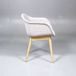 Begagnad Konferensstol modell Fiber Armchair från Muuto i beige färg och träben av ek. Bredd 54,5 cm, Djup 56 cm, Höjd 77 cm, Sitthöjd 46 cm. 