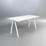 Begagnat skrivbord med fast höjd modell Trotten. Med beige bordsskiva och vitt underrede. Mått: bredd 160 cm, djup 80 cm, höjd 72 cm. 