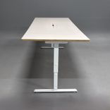 Begagnat konferensbord Links från Morgana i beige med plywoodkant, vita ben och  kabellucka. Mått: bredd 300 cm, djup 100 cm, höjd 74 cm.