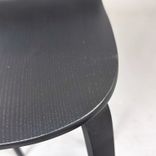 Begagnad barstol Visu från Muuto i svart. Mått: Bredd 41,5 cm, djup 40 cm, höjd 88,5 cm, sitthöjd 75 cm. 