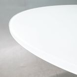 Begagnat soffbord Obi från Materia. Rund skiva i vitt glas och kromat underrede. Mått: Diameter 47 cm och höjd 51 cm. 