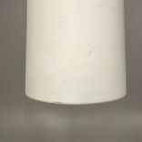 Begagnad taklampa från Menu, modell Douwes. Färgen är ljusgrå. Mått: diameter 9 cm, höjd 21 cm. Lampan har en elegant design som ger ett mjukt ljusflöde.