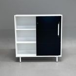 Begagnat skåp med skjutdörr från Edsbyn, modell Part. Med vit stomme och ben, svarta skjutdörrar. Mått; Bredd: 120 cm, Höjd: 125 cm. 