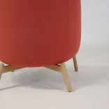 Begagnad fåtölj Nest från +Halle i rosa/orange tyg. Mått: Sittbredd 80 cm, sittdjup 62 cm och sitthöjd 44 cm. 