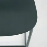 Begagnad barstol New School från .mdd i mörkgrönt. Mått: Sittdjup: 40 cm, Bredd: 38 cm, Höjd: 116 cm, Sitthöjd: 80 cm. 