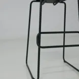 Begagnad barstol New School från .mdd i mörkgrönt. Mått: Sittdjup: 40 cm, Bredd: 38 cm, Höjd: 116 cm, Sitthöjd: 80 cm. 