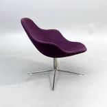 Begagnad fåtölj Palma från Offecct i lila tyg och kromat stativ. Mått: Bredd 82 cm, Djup 81 cm, Höjd 78 cm. 