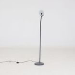 Begagnad golvlampa Me Dim från Northern i grått. Mått: Höjd 142 cm, fotens diameter 25 cm och lampans diameter 16 cm. 