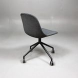 Begagnad stol med hjul Fiber Side Chair från Muuto i grå tygklädsel och mörkgrått underrede. Mått: Bredd 47,5 cm, djup 53 cm och sitthöjd 46 cm. 