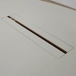 Begagnat konferensbord Disc från Skandiform med vit båtformad laminatskiva, kromunderrede. Mått: Höjd 72 cm, längd 210 cm, bredd 81–120 cm. 