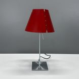 Begagnad bordslampa Costanza från Luceplan i rött. Mått: Bredd 40 cm, höjd 80 cm och fot 18 cm. 