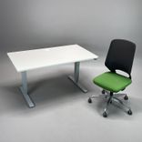 Begagnad kontorsgrupp med en kontorsstol med grön sits och grått mesh ryggstöd, samt ett höj och sänkbart skrivbord med vit bordsskiva och silver stativ. Mått: Skrivbord - Bredd: 140 cm, Djup: 80 cm. 