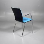 Begagnad konferensstol från EFG modell Sit.. Sits, stoppad med slitstark textil i ljusblå färg, rygg i svart, och ben i krom. Armstöd. Mått: Bredd 52 cm, Djup 56 cm, Höjd 81 cm, Sitthöjd 45 cm. 