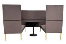 Begagnad soffa med hög rygg Noora Meet & Work från Martela i ek, lila och svart. Mått: höjd 135 cm, bredd 220 cm och djup 130 cm, sitthöjd 47 cm. 