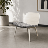 Begagnad fåtölj Papa F276 från Skandiform med stomme av askträ och sits i grått fårskinn. Mått: Bredd 70 cm, Djup 66 cm, Höjd 70 cm, sitthöjd 38 cm. 