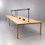 Begagnat konferensbord från Muuto i ek med integrerade LED-armaturer, eluttag och anslutningspunkter. Mått: Bredd 480 cm, Djup 140 cm, Höjd 72 cm. 