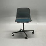Begagnad stol med hjul från Lammhults, modell Grade. Skal i mörkgrå färg och sits i petrolblå. Mått: Bredd 70 cm x Djup 67 cm x Höjd 76.5 cm x Sitthöjd 45 cm.