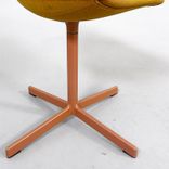 Begagnad konferensstol från HAY, modell Neu10. Helklädd gult tyg, med pulverlackerat stålstativ. Mått: Bredd: 46 cm, Djup: 52.5 cm, Höjd: 82 cm, Sitthöjd: 45 cm. 