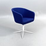 Begagnad fåtölj Cabin från Johanson Design med blå tygklädsel och vitt snurrunderrede. Mått: bredd på 56.5 cm, djup på 60 cm samt höjd på 76 cm. 