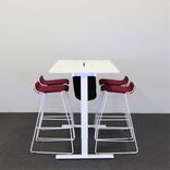 Begagnad barstol från Johanson Design. Modell: Speed BS 80 i rött med vitlackerade medben. Mått: Höjd: 89 cm, Sittbredd: 44 cm, Sittdjup: 52 cm, Sitthöjd: 80 cm 