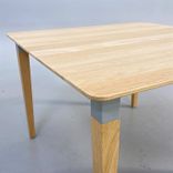 Begagnat soffbord från Kinnarps modell Combine i ek. Mått: bredd 80 cm x höjd 55 cm x djup 80 cm. 