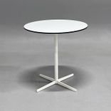 Begagnat cafébord från Offecct. Modell: EZY. Rund bordsskiva i vitt med svart kant, vitt stativ. Mått: Höjd 72 cm, diameter 70 cm. 