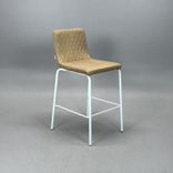 Begagnad barstol från Lotus Furniture i brunt tyg och vitt stativ med fotstag och plastfötter. Mått: Bredd 48 cm, djup 52 cm, höjd 93 cm, sitthöjd 63 cm. 