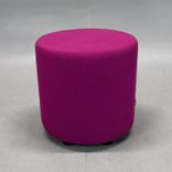 Begagnad cylinderformad sittpuff Bongo från Johanson Design i rosa. Mått: Diameter 45 cm och höjd 44 cm. 