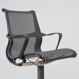 Begagnad kontorsstol Setu från Herman Millers. I svart mesh med svart fot. Mått: Höjd: 128 cm, Sitthöjd: 68-89 cm, Sittbredd: 48 cm, Rygghöjd: 46 cm. 