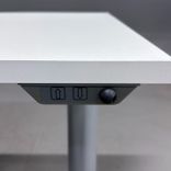 Begagnat höj- och sänkbart skrivbord från IKEA med vit bordsskiva och silverfärgat stativ. Mått: bredd 120 cm, djup 60 cm samt en justerbar höjd 70 - 120 cm. 