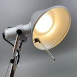 Begagnad skrivbordslampa Tolomeo Mini från Artemide i grått. Mått: Höjd: 54 cm, Längd 68 cm, Maxhöjd: 108 cm. 