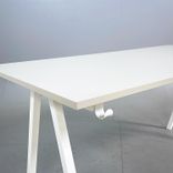 Begagnat skrivbord med fast höjd modell Trotten. Med beige bordsskiva och vitt underrede. Mått: bredd 160 cm, djup 80 cm, höjd 72 cm. 