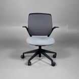 Begagnad stol med hjul från Steelcase, modell Cobi. I grå svart färg. Mått: Justerbar sitthöjd mellan 42 till 53 cm. 