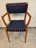 Staplingsbar konferensstol från Offecct. Färg: rödbrun bets (körsbär) med bandflätad sits och rygg i blå kulör. Mått: bredd 55 cm, djup 52 cm, höjd 85 cm, sitthöjd 46 cm.