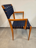 Staplingsbar konferensstol från Offecct. Färg: rödbrun bets (körsbär) med bandflätad sits och rygg i blå kulör. Mått: bredd 55 cm, djup 52 cm, höjd 85 cm, sitthöjd 46 cm.