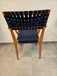 Staplingsbar konferensstol från Offecct. Färg: rödbrun bets (körsbär) med bandflätad sits och rygg i blå kulör. Mått: bredd 55 cm, djup 52 cm, höjd 85 cm, sitthöjd 46 cm.