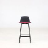 Begagnad barstol Lottus från Enea i svart med röd sits. Mått: Sitthöjd 66 cm och total höjd 88 cm. 