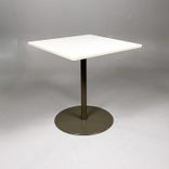 Begagnat cafébord Cone från Edsbyn med gråbeige bordsskiva och brunt pelarstativ. Mått: bredd 70 cm, djup 70 cm, höjd 72 cm. 