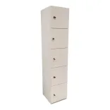 Begagnat Personalskåp i vit färg med fem låsbara luckor. Mått höjd av 191,5 cm, bredd av 40 cm och djup 45,5 cm. 